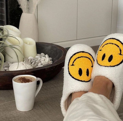 Serenosole™ HappySteps Smiley-Badelatschen | Bring ein Lächeln in jeden Schritt mit gemütlichem Komfort! (1+1 GRATIS)