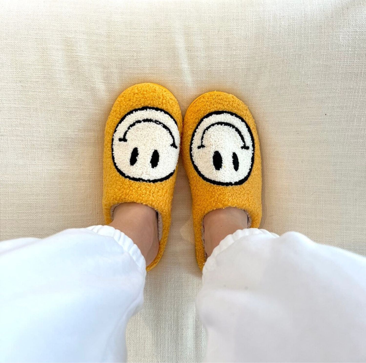 Serenosole™ HappySteps Smiley-Badelatschen | Bring ein Lächeln in jeden Schritt mit gemütlichem Komfort! (1+1 GRATIS)